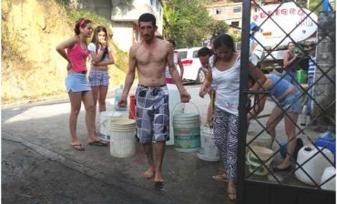 Ante recrudecimiento de ola de calor y sequía, AMB entrega agua potable a barrios de la Comuna 14 de Bucaramanga