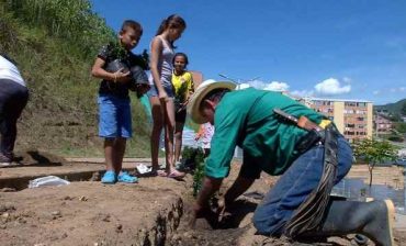 Niñas, niños, jóvenes y adultos de Campo Madrid participaron en la jornada de siembra del programa de cultura ambiental del AMB Jardineros Urbanos