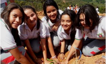 Papel Planeta, AMB y estudiantes de Colegio Santa Isabel de Hungría sembraron 200 árboles en el Cerro de la Cantera
